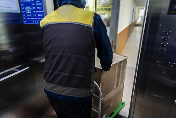 포토 JPG 주간 남자 실내 한명 상반신 성인 뒷모습 30대 걷기 수레 한국인 택배기사 엘리베이터 배송 택배 택배상자 수레끌기 성인남자한명만 국내포토 자연요소 1 뷰포인트 모션 사람 동양인 내부 장년 상자 카트 운송업 당기기 배달원 남자한명만 성인남자만 파일형식