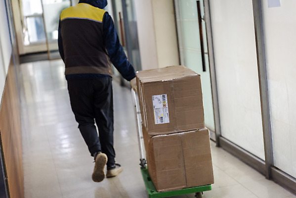 포토 JPG 주간 전신 남자 실내 한명 성인 뒷모습 30대 걷기 수레 한국인 복도 택배기사 배송 택배 택배상자 수레끌기 성인남자한명만 국내포토 자연요소 1 뷰포인트 모션 사람 동양인 내부 장년 상자 카트 운송업 당기기 배달원 남자한명만 성인남자만 파일형식