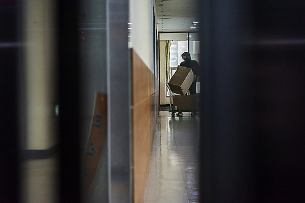 포토 JPG 주간 전신 남자 실내 한명 들기 성인 옆모습 30대 걷기 수레 한국인 복도 택배기사 배송 택배 택배상자 성인남자한명만 국내포토 자연요소 1 뷰포인트 모션 사람 동양인 내부 장년 상자 카트 운송업 배달원 남자한명만 성인남자만 파일형식