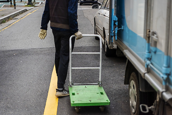 포토 JPG 주간 전신 남자 자동차 한명 성인 야외 뒷모습 30대 걷기 수레 한국인 택배기사 배송 택배 수레끌기 성인남자한명만 국내포토 자연요소 1 육상교통 뷰포인트 모션 사람 동양인 장년 카트 운송업 당기기 배달원 남자한명만 성인남자만 파일형식