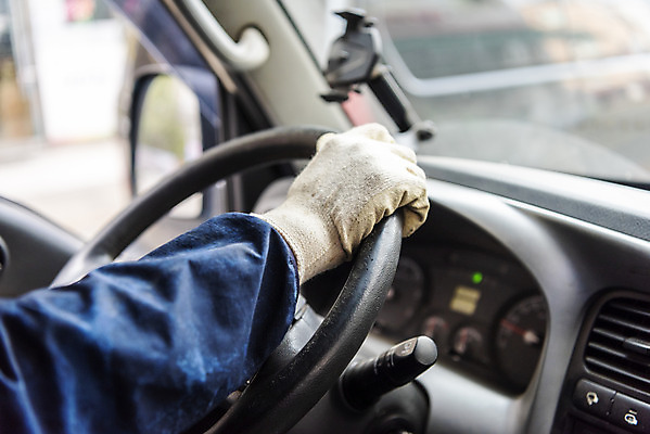 포토 JPG 주간 손 남자 한명 근접촬영 성인 신체부위 30대 걷기 운전 한국인 잡기 택배기사 배송 택배 차안 자동차핸들 성인남자한명만 국내포토 자연요소 1 뷰포인트 모션 사람 동양인 장년 운송업 배달원 핸들 남자한명만 성인남자만 파일형식