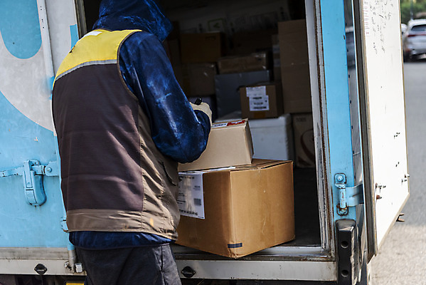 포토 JPG 주간 남자 한명 서기 상반신 성인 야외 뒷모습 30대 한국인 트럭 기록 택배기사 배송 택배 택배상자 분류 성인남자한명만 국내포토 자연요소 1 뷰포인트 모션 자동차 사람 동양인 장년 상자 운송업 배달원 남자한명만 성인남자만 파일형식