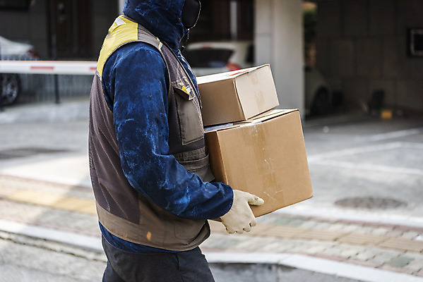 포토 JPG 주간 남자 한명 들기 상반신 성인 야외 옆모습 30대 걷기 한국인 택배기사 배송 택배 택배상자 성인남자한명만 국내포토 자연요소 1 뷰포인트 모션 사람 동양인 장년 상자 운송업 배달원 남자한명만 성인남자만 파일형식