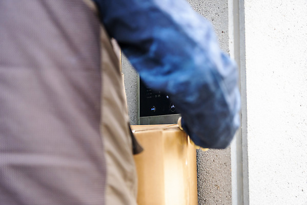 포토 JPG 주간 남자 실내 한명 들기 상반신 성인 뒷모습 30대 걷기 한국인 택배기사 배송 택배 현관문 택배상자 성인남자한명만 국내포토 자연요소 1 뷰포인트 모션 사람 동양인 내부 장년 상자 문 운송업 배달원 남자한명만 성인남자만 파일형식