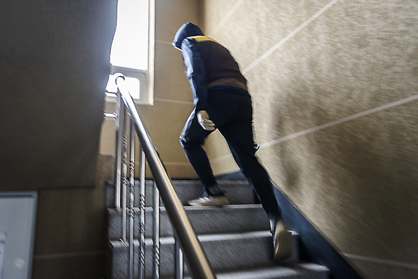 포토 JPG 주간 전신 남자 실내 한명 성인 뒷모습 30대 계단 한국인 복도 택배기사 배송 택배 오르기 성인남자한명만 국내포토 자연요소 1 뷰포인트 모션 사람 동양인 내부 장년 운송업 배달원 남자한명만 성인남자만 파일형식