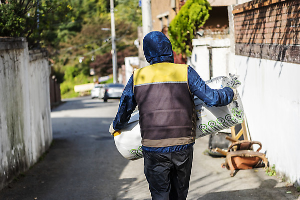 포토 JPG 주간 남자 거리 한명 들기 상반신 성인 야외 뒷모습 30대 걷기 한국인 택배기사 상품 배송 택배 성인남자한명만 국내포토 자연요소 1 뷰포인트 모션 사람 동양인 장년 운송업 배달원 남자한명만 성인남자만 파일형식