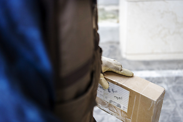 포토 JPG 주간 남자 한명 들기 근접촬영 상반신 성인 야외 옆모습 30대 걷기 한국인 택배기사 소프트포커스 배송 택배 택배상자 성인남자한명만 국내포토 자연요소 1 뷰포인트 모션 촬영기법 사람 동양인 장년 상자 운송업 배달원 남자한명만 성인남자만 파일형식