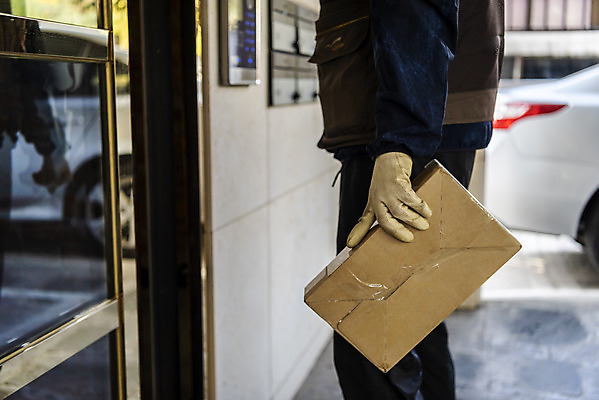 포토 JPG 주간 남자 한명 서기 들기 상반신 성인 야외 옆모습 30대 한국인 택배기사 배송 택배 현관문 택배상자 성인남자한명만 국내포토 자연요소 1 뷰포인트 모션 사람 동양인 장년 상자 문 운송업 배달원 남자한명만 성인남자만 파일형식