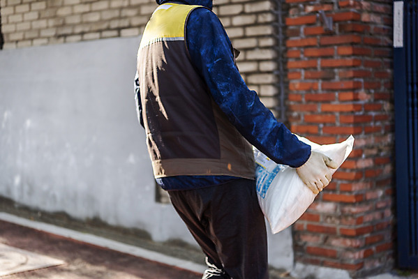 포토 JPG 주간 남자 한명 들기 상반신 성인 야외 옆모습 30대 걷기 한국인 짐 택배기사 배송 택배 무거움 성인남자한명만 국내포토 자연요소 1 뷰포인트 모션 사람 동양인 장년 운송업 무게 배달원 남자한명만 성인남자만 파일형식