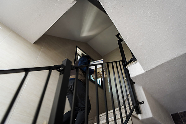 포토 JPG 주간 전신 남자 로우앵글 실내 한명 들기 성인 뒷모습 30대 계단 한국인 복도 택배기사 배송 택배 오르기 택배상자 성인남자한명만 국내포토 자연요소 1 뷰포인트 모션 사람 동양인 내부 장년 상자 운송업 배달원 남자한명만 성인남자만 파일형식