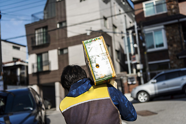 포토 JPG 주간 남자 자동차 거리 주택 한명 들기 상반신 성인 야외 뒷모습 30대 상자 걷기 한국인 택배기사 배송 택배 무거움 성인남자한명만 국내포토 자연요소 1 육상교통 뷰포인트 모션 사람 동양인 건물 장년 운송업 무게 배달원 남자한명만 성인남자만 파일형식
