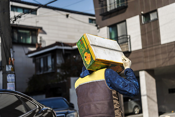 포토 JPG 주간 남자 거리 주택 한명 들기 상반신 성인 야외 뒷모습 30대 상자 걷기 한국인 택배기사 배송 택배 무거움 성인남자한명만 국내포토 자연요소 1 뷰포인트 모션 사람 동양인 건물 장년 운송업 무게 배달원 남자한명만 성인남자만 파일형식