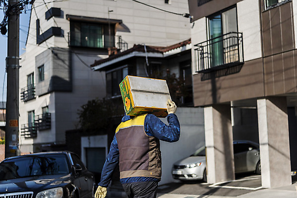 포토 JPG 주간 남자 거리 주택 한명 들기 상반신 성인 야외 뒷모습 30대 상자 걷기 한국인 택배기사 배송 택배 무거움 성인남자한명만 국내포토 자연요소 1 뷰포인트 모션 사람 동양인 건물 장년 운송업 무게 배달원 남자한명만 성인남자만 파일형식