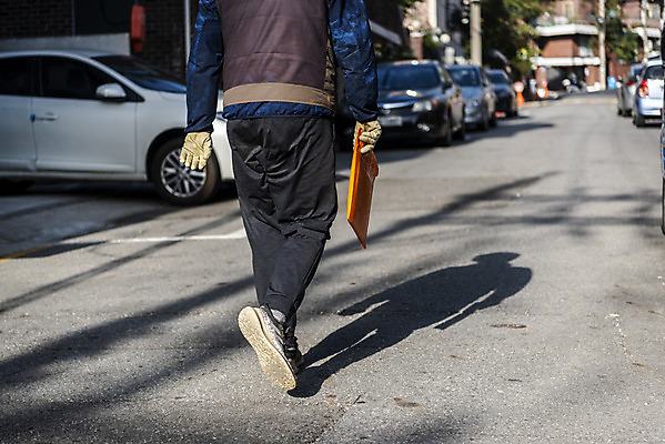 포토 JPG 주간 전신 남자 거리 그림자 한명 들기 성인 야외 뒷모습 30대 걷기 한국인 택배기사 상품 배송 택배 성인남자한명만 국내포토 자연요소 1 뷰포인트 모션 사람 동양인 장년 운송업 배달원 남자한명만 성인남자만 파일형식