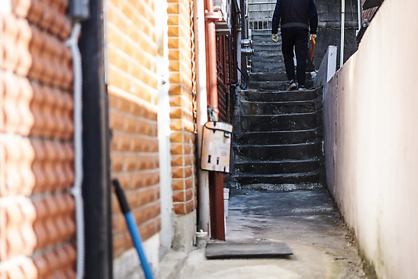 포토 JPG 주간 전신 남자 한명 들기 성인 야외 뒷모습 30대 계단 한국인 복도 택배기사 배송 택배 오르기 성인남자한명만 국내포토 자연요소 1 뷰포인트 모션 사람 동양인 장년 운송업 배달원 남자한명만 성인남자만 파일형식