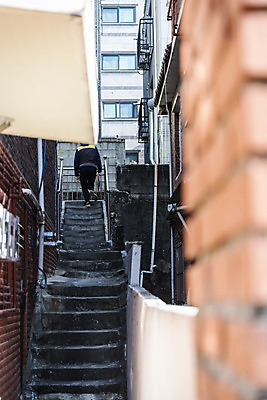 포토 JPG 주간 전신 남자 거리 한명 성인 야외 뒷모습 30대 계단 한국인 택배기사 소프트포커스 배송 택배 오르기 성인남자한명만 국내포토 자연요소 1 뷰포인트 모션 촬영기법 사람 동양인 장년 운송업 배달원 남자한명만 성인남자만 파일형식