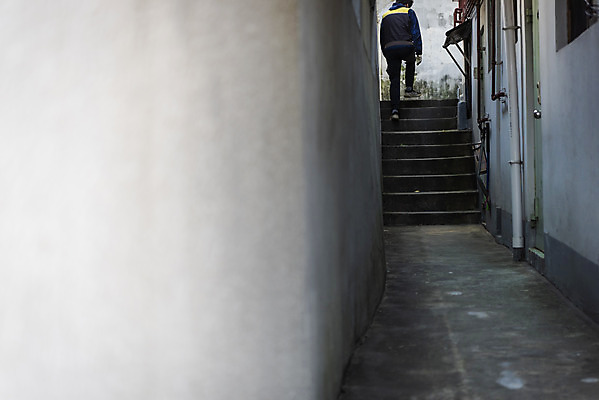 포토 JPG 주간 전신 남자 한명 성인 야외 뒷모습 30대 계단 한국인 택배기사 골목길 배송 택배 오르기 성인남자한명만 국내포토 자연요소 1 길 뷰포인트 모션 사람 동양인 장년 운송업 배달원 남자한명만 성인남자만 파일형식