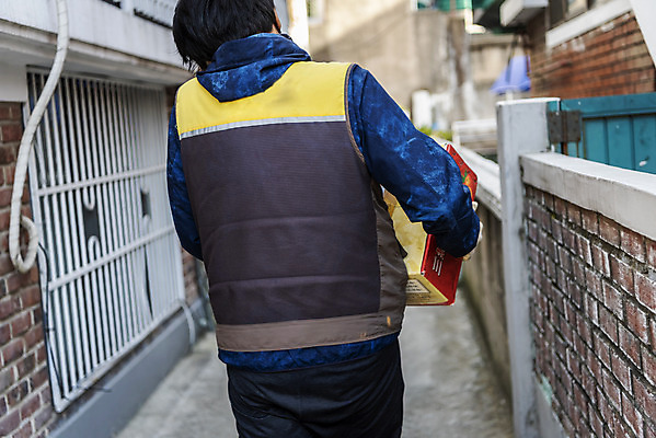 포토 JPG 주간 남자 한명 들기 상반신 성인 야외 뒷모습 30대 상자 걷기 한국인 택배기사 골목길 배송 택배 성인남자한명만 국내포토 자연요소 1 길 뷰포인트 모션 사람 동양인 장년 운송업 배달원 남자한명만 성인남자만 파일형식