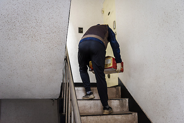 포토 JPG 주간 전신 남자 실내 한명 들기 성인 뒷모습 30대 상자 계단 한국인 복도 택배기사 배송 택배 오르기 성인남자한명만 국내포토 자연요소 1 뷰포인트 모션 사람 동양인 내부 장년 운송업 배달원 남자한명만 성인남자만 파일형식