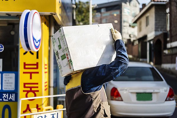 포토 JPG 주간 남자 자동차 거리 한명 들기 상반신 성인 야외 뒷모습 30대 상자 걷기 한국인 택배기사 배송 택배 무거움 성인남자한명만 국내포토 자연요소 1 육상교통 뷰포인트 모션 사람 동양인 장년 운송업 무게 배달원 남자한명만 성인남자만 파일형식