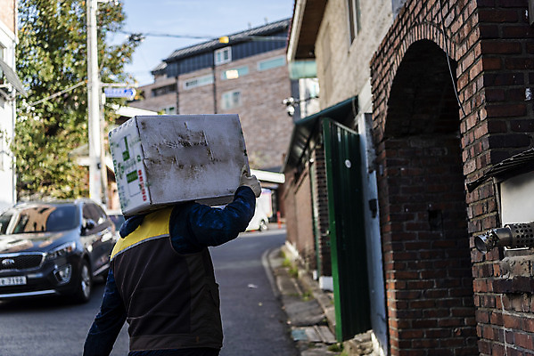 포토 JPG 주간 남자 거리 한명 들기 상반신 성인 야외 뒷모습 30대 상자 걷기 한국인 택배기사 배송 택배 주택가 무거움 성인남자한명만 국내포토 자연요소 1 뷰포인트 모션 사람 동양인 장년 운송업 무게 배달원 남자한명만 성인남자만 파일형식