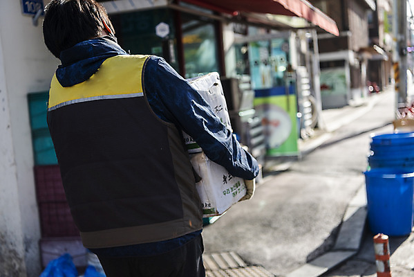 포토 JPG 주간 남자 거리 한명 들기 상반신 성인 야외 뒷모습 아웃포커스 30대 상자 걷기 한국인 택배기사 배송 택배 무거움 성인남자한명만 국내포토 자연요소 1 뷰포인트 모션 촬영기법 사람 동양인 장년 운송업 무게 배달원 남자한명만 성인남자만 파일형식