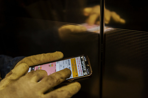 포토 JPG 주간 손 남자 실내 한명 서기 들기 근접촬영 성인 신체부위 30대 스마트폰 한국인 택배기사 배송 택배 성인남자한명만 국내포토 자연요소 1 뷰포인트 모션 사람 동양인 내부 장년 핸드폰 스마트기기 운송업 배달원 남자한명만 성인남자만 파일형식