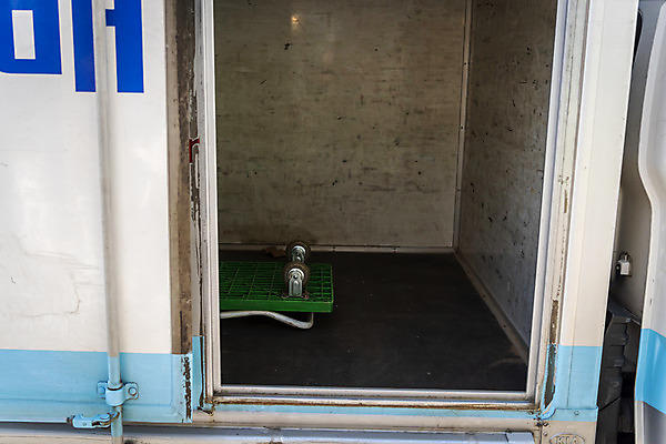 포토 JPG 주간 사람없음 야외 수레 트럭 배송 택배 마감 배송완료 국내포토 자연요소 자동차 카트 운송업 파일형식