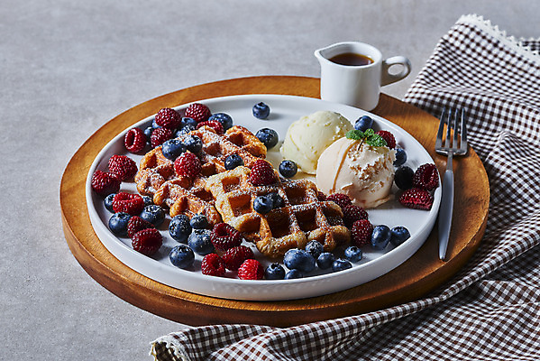 포토 JPG 스튜디오촬영 접시 포크 회색배경 아이스크림 실내 사람없음 식탁보 블루베리 나무쟁반 시럽컵 크로플 국내포토 식기 백그라운드 과일 디저트 쟁반 내부 목재 회색 파일형식