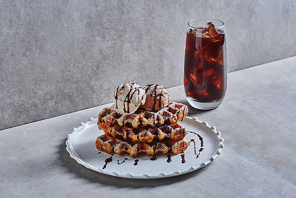 포토 JPG 스튜디오촬영 접시 회색배경 아이스크림 잔 실내 사람없음 아이스아메리카노 초코시럽 크로플 국내포토 식기 백그라운드 디저트 내부 초콜릿 회색 시럽 아메리카노 아이스커피 파일형식