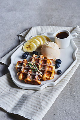 포토 JPG 스튜디오촬영 접시 빵 회색배경 아이스크림 바나나 실내 사람없음 식탁보 블루베리 시럽컵 크로플 국내포토 식기 음식 백그라운드 과일 디저트 내부 회색 파일형식