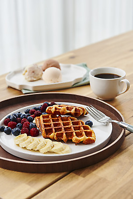 포토 JPG 스튜디오촬영 접시 포크 아이스크림 바나나 실내 사람없음 커피잔 블루베리 아메리카노 나무쟁반 나무탁자 크로플 국내포토 식기 커피 과일 탁자 디저트 잔 쟁반 내부 목재 파일형식