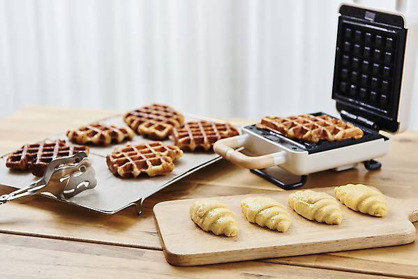 포토 JPG 스튜디오촬영 실내 집게 사람없음 크루아상 나무도마 나무탁자 와플메이커 크로플 생지 국내포토 빵 탁자 디저트 도마 내부 목재 반죽 파일형식