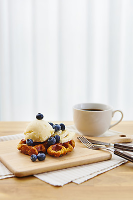 포토 JPG 스튜디오촬영 커피 빵 포크 아이스크림 바나나 실내 사람없음 식탁보 커피잔 블루베리 나무도마 나무탁자 크로플 국내포토 식기 음료 음식 과일 탁자 디저트 잔 도마 내부 목재 파일형식