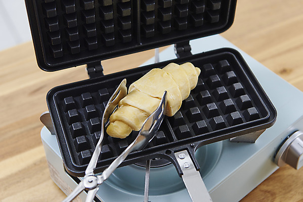 포토 JPG 스튜디오촬영 실내 집게 사람없음 크루아상 버너 나무탁자 와플메이커 크로플 생지 국내포토 빵 탁자 디저트 내부 반죽 파일형식