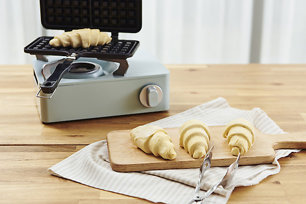 포토 JPG 스튜디오촬영 실내 집게 사람없음 식탁보 크루아상 버너 나무도마 나무탁자 와플메이커 크로플 생지 국내포토 빵 탁자 디저트 도마 내부 목재 반죽 파일형식