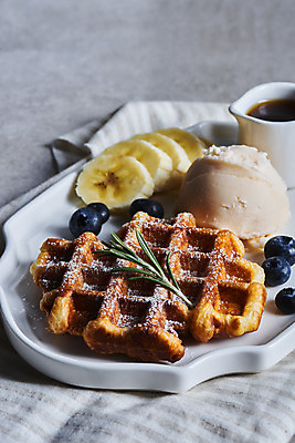 포토 JPG 스튜디오촬영 접시 회색배경 아이스크림 바나나 실내 사람없음 식탁보 블루베리 시럽컵 크로플 국내포토 식기 백그라운드 과일 디저트 내부 회색 파일형식