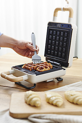 포토 JPG 스튜디오촬영 손 여자 실내 한명 들기 20대 성인 신체부위 한국인 식탁보 크루아상 바르기 기름붓 나무도마 나무탁자 와플메이커 성인여자한명만 크로플 생지 국내포토 1 빵 모션 탁자 디저트 도마 사람 동양인 청년 내부 목재 붓 반죽 여자한명만 성인여자만 파일형식