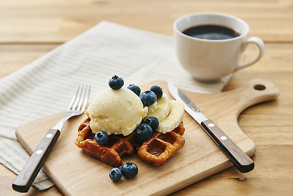 포토 JPG 스튜디오촬영 접시 커피 빵 아이스크림 디저트 바나나 실내 사람없음 갈색 크루아상 블루베리 아메리카노 크로플 국내포토 식기 음료 음식 컬러 과일 내부 파일형식