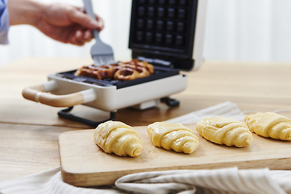 포토 JPG 스튜디오촬영 접시 손 여자 빵 디저트 실내 한명 20대 성인 옆모습 갈색 한국인 크루아상 와플메이커 성인여자한명만 크로플 생지 국내포토 1 식기 음식 뷰포인트 컬러 사람 동양인 청년 내부 신체부위 반죽 여자한명만 성인여자만 파일형식