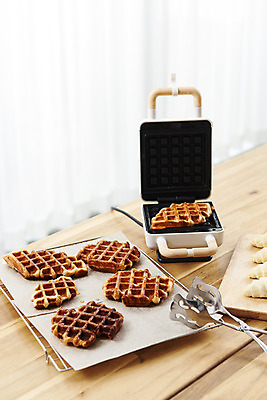 포토 JPG 스튜디오촬영 실내 집게 사람없음 크루아상 나무탁자 와플메이커 크로플 국내포토 빵 탁자 디저트 내부 파일형식