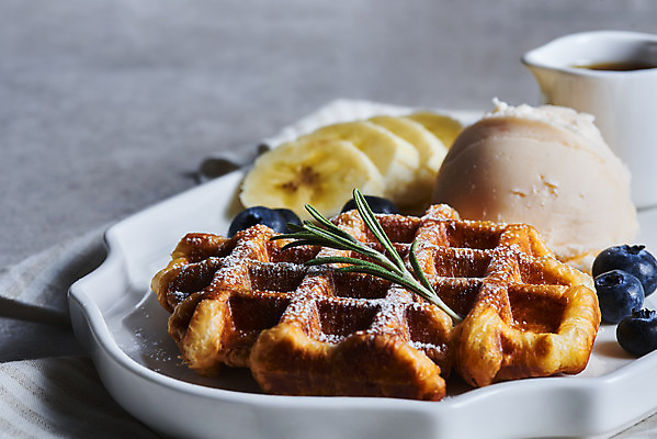 포토 JPG 스튜디오촬영 접시 회색배경 아이스크림 바나나 실내 근접촬영 사람없음 블루베리 시럽컵 크로플 국내포토 식기 뷰포인트 백그라운드 과일 디저트 내부 회색 파일형식