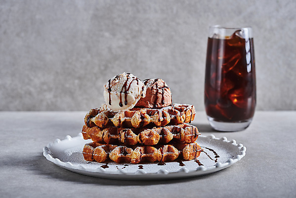 포토 JPG 스튜디오촬영 접시 회색배경 아이스크림 잔 실내 사람없음 쌓기 아이스아메리카노 초코시럽 크로플 국내포토 식기 백그라운드 모션 디저트 내부 초콜릿 회색 시럽 아메리카노 아이스커피 파일형식