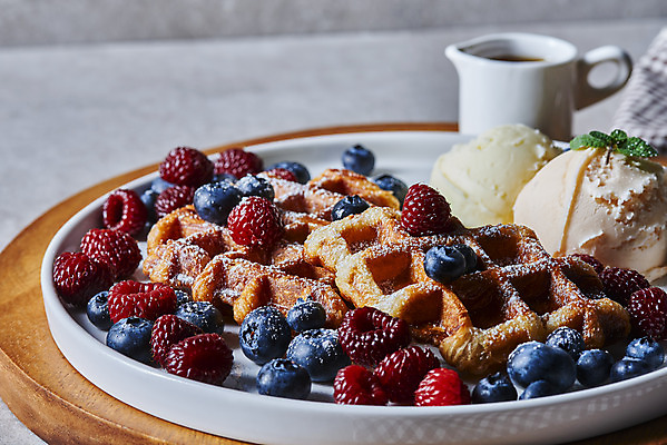 포토 JPG 스튜디오촬영 접시 회색배경 아이스크림 실내 사람없음 블루베리 나무쟁반 시럽컵 크로플 국내포토 식기 백그라운드 과일 디저트 쟁반 내부 목재 회색 파일형식