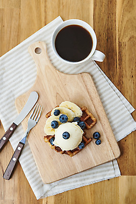 포토 JPG 스튜디오촬영 포크 아이스크림 바나나 실내 사람없음 하이앵글 식탁보 나이프 커피잔 블루베리 아메리카노 나무도마 플랫레이 나무배경 크로플 국내포토 식기 커피 뷰포인트 백그라운드 과일 디저트 잔 도마 내부 목재 플랫 칼 파일형식