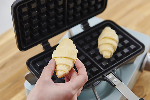 포토 JPG 스튜디오촬영 손 여자 실내 한명 들기 20대 성인 신체부위 한국인 크루아상 버너 와플메이커 성인여자한명만 크로플 생지 국내포토 1 빵 모션 디저트 사람 동양인 청년 내부 반죽 여자한명만 성인여자만 파일형식