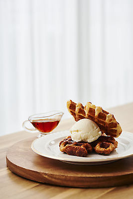 포토 JPG 스튜디오촬영 접시 아이스크림 실내 사람없음 시럽 나무쟁반 나무탁자 시럽컵 크로플 국내포토 식기 탁자 디저트 쟁반 내부 목재 파일형식