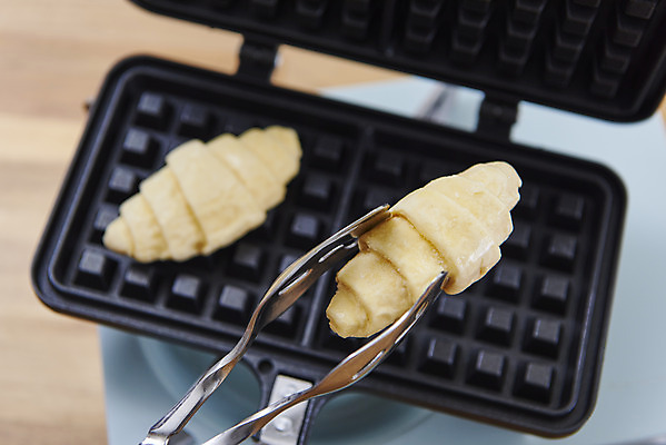 포토 JPG 스튜디오촬영 실내 집게 사람없음 하이앵글 크루아상 와플메이커 크로플 생지 국내포토 빵 뷰포인트 디저트 내부 반죽 파일형식