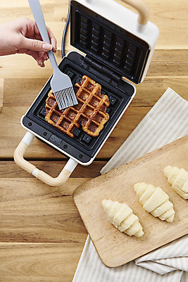 포토 JPG 스튜디오촬영 손 여자 실내 한명 들기 20대 성인 사람없음 신체부위 하이앵글 한국인 식탁보 크루아상 나무바닥 바르기 기름붓 나무도마 와플메이커 성인여자한명만 크로플 생지 국내포토 1 빵 뷰포인트 모션 디저트 바닥 도마 사람 동양인 청년 내부 목재 붓 반죽 여자한명만 성인여자만 파일형식