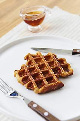 포토 JPG 스튜디오촬영 접시 포크 실내 사람없음 식탁보 나이프 시럽 시럽컵 크로플 국내포토 식기 디저트 내부 칼 파일형식